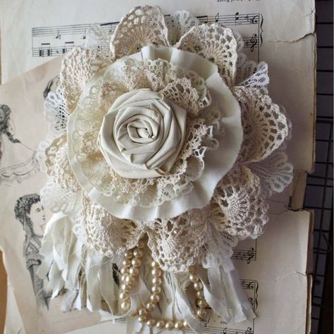 Shabby Chic Flowers, Material Flowers, Fleurs Diy, Lace Crafts, Shabby Flowers, Vintage Weddings, Burlap Flowers, Flower Corsage, Chic Flowers