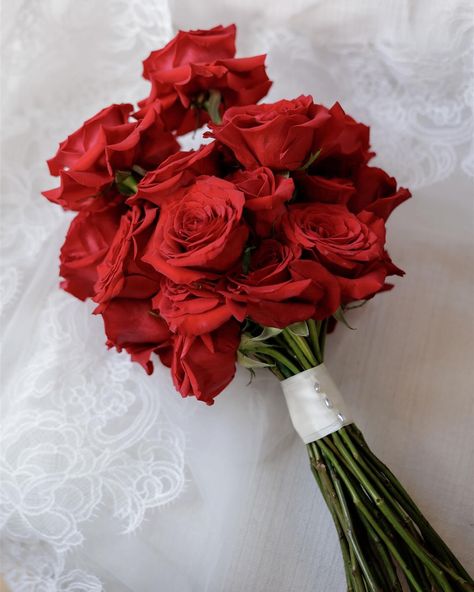 Now here is how to make red roses look super cool 😎 🌹 Photographer: @maeganbrownmoments Venue: @thepanamadiningroom Planner and coordinator: @outsidethealtar Videographer: @flynfilm Celebrant: @weddingsbysheridan Florist: @bouquetmelbourne Dress: @albinadylacouture / @raffaeleciucabridal Suit: @politixmenswear Mariachi: @mariachilosromanticos Makeup: @amandayousifmua Hair: @emmysleemanhairstylist DJ: @voteforscooter Cake: @fourtwentybakeit #redroses🌹 #redrosewedding weddingfloralsmelbourn...