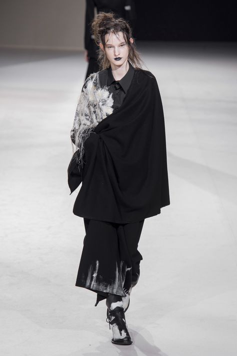 Yoji Yamamoto, Japanese Fashion Designers, Gender Fluid Fashion, Yohji Yamamoto, Dark Fashion, Japanese Fashion, Upcycle Clothes, Costume Design, Paris Fashion