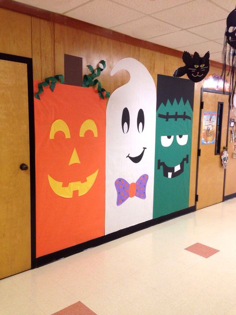 Halloween classroom wall /door decor Halloween Wall Ideas For Classroom, Diy School Halloween Decorations, Halloween Decorations In Preschool, Fall Classroom Hallway Decorations, Classroom Halloween Decorations Wall, Halloween Decorations For School Gym, Easy Halloween Hallway Decorations, Halloween Classroom Hallway Decorations, October Doors Classroom