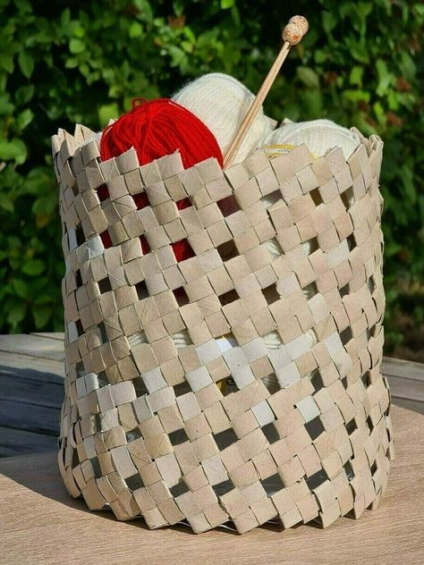 A Basket Made By Recycling Paper Rolls • Free tutorial with pictures on how to make a papercraft in 7 steps Paper Flower Basket, Boho Basket Decor, Decoration With Paper, Upcycle Paper, Toilet Paper Roll Diy, Recycling Paper, Toilet Paper Roll Art, Recycle Crafts Diy, Weaving For Kids