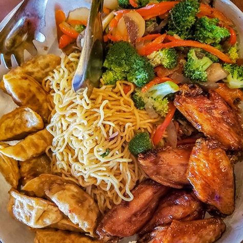 'Ohana Noodles - Recipe and Comparison Our Family at Disney Ohana Noodles, Family At Disney, Dinner Skillet, Resort Restaurant, Disney Inspired Food, Disney Dishes, Disney Polynesian, Family Supper, Polynesian Village Resort