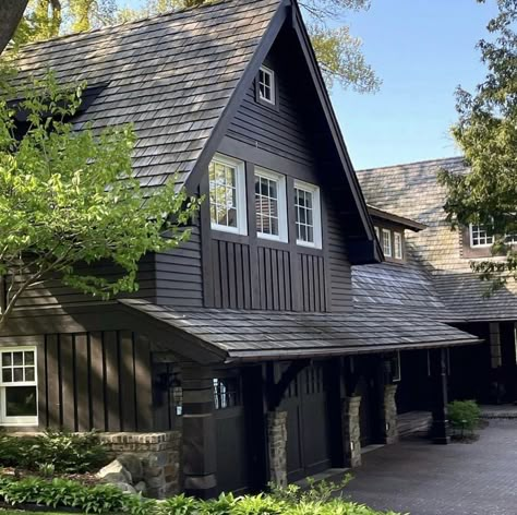 Black Cabin Exterior, White Country House, Dark Houses, Rustic Modern Cottage, American Bungalow, New England House, Mountain House Ideas, Tahoe Lake, England House