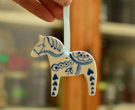 Horse Folk Art, Folk Art Horse, Nordic Folk Art, Diy Keramik, Swedish Dala Horse, Folk Art Christmas, Diy Cork, Horse Collection, Gustavian Furniture