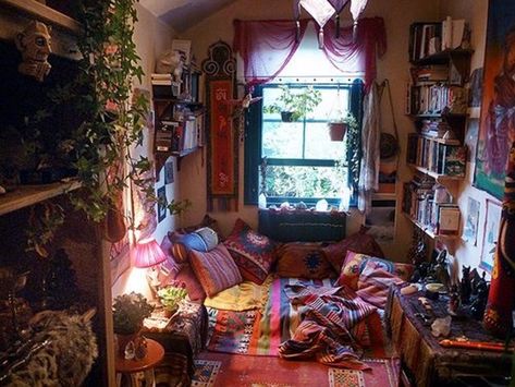 Cozy Room Nest Ideas for Lazy Humans Like Me (21) Groovy Room, Hippy Bedroom, Bedroom Ideas Hippie, Hippie Room, Hippie Bedroom, Hippy Room, Bohemian Living Rooms, Hippie Homes, Dekorasi Kamar Tidur