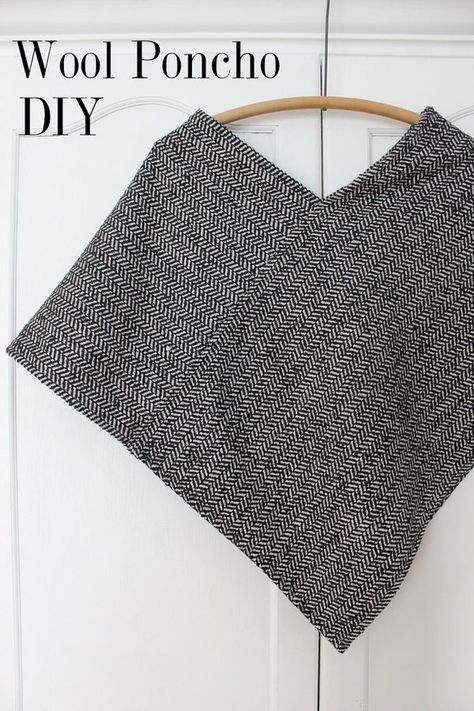 Ponchos Diy, Poncho Diy, Poncho Pattern Sewing, Diy Sy, Diy Vetement, Wool Poncho, Poncho Pattern, Creation Couture, Diy Couture