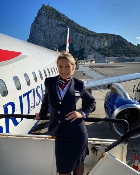 Flight Stewardess, British Airways Cabin Crew, Flight Girls, Stewardess Uniform, Becoming A Pilot, Airline Cabin Crew, Flight Attendant Life, Fest Outfits, Dream Jobs