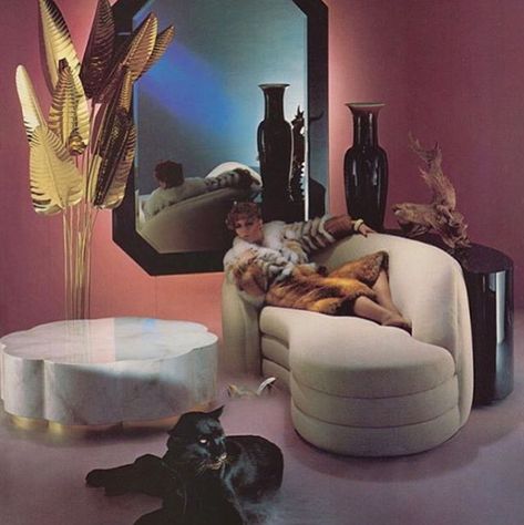 Ludicrously epic and kitsch 80's interior, with gold palms and a black panther (seriously what more could you want?) via @neontalk 1980s Interior, 80s Interior Design, 80s Art Deco, 80s Home, 80s Interior, 80s Decor, Retro Interior Design, Interior Vintage, New Retro Wave