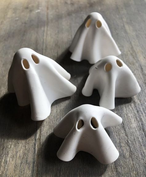 Polymer Clay Ghosts, Diy Halloween Clay Crafts, Ghost Clay Art, Autumn Clay Crafts, Clay Sculpture Ideas Aesthetic, Ghost Earrings Polymer Clay, Polymer Clay Halloween Decorations, Air Dry Clay Crafts Aesthetic, Air Dry Clay Houses Diy