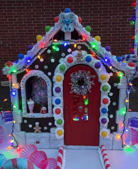 Christmas Playhouse, Gingerbread Playhouse, Floating Christmas Tree, Christmas Parade Floats, 3d Snowflakes, Gingerbread Decor, Gingerbread House Ideas, Gingerbread Christmas Decor, Gingerbread House Decorations