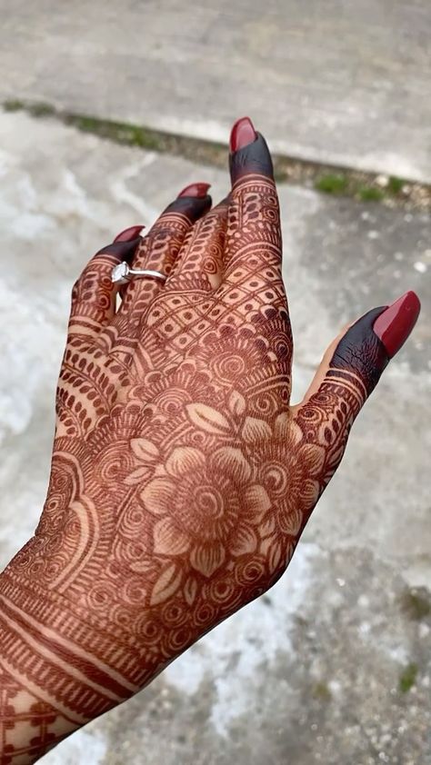 meharraja on Instagram: 𝐓𝐫𝐮𝐬𝐭 𝐭𝐡𝐞 𝐩𝐫𝐨𝐜𝐞𝐬𝐬 🍃 If it’s natural organic henna it will take up to 72 hours to transition into a dark stain. I get alot of question’s… Dark Mehandi Designs, Detailed Mehendi Designs, Dark Henna Stain, Dark Mehendi Designs, Henna On Dark Skin, Dark Mehndi, Mehndi Stain, Mehendi Pics, Have A Wonderful Friday