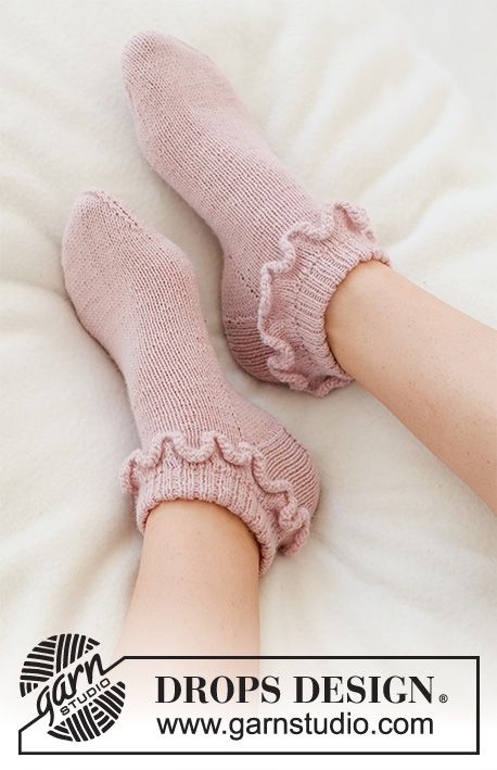 Rosy Ruffles / DROPS 223-47 - Free knitting patterns by DROPS Design Socks Ideas, Crochet Socks, Ruffles Pattern, Sock Patterns, Magazine Drops, Ideas Crochet, Ruffled Socks, Crochet Diagram, Sock Knitting Patterns