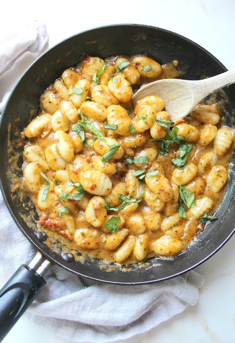 This Creamy Vegan Sun-Dried Tomato Pesto Gnocchi is a flavor explosion with fresh basil, marinated tomatoes and garlic. Ready in just 20 minutes! | ThisSavoryVegan.com Tomato Pesto Gnocchi, Gnocchi Vegan, Pesto Gnocchi, Resep Pasta, Marinated Tomatoes, Tomato Pesto, Gnocchi Recipes, Savory Vegan, Dinner Plan