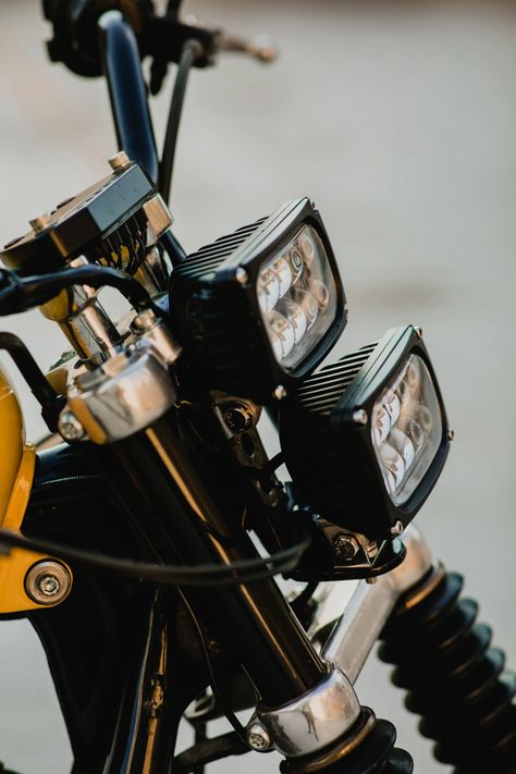 Custom Motorcycle Headlight, Bike Modification, Yamaha Cafe Racer, Best Motorbike, Bike Headlight, Bmw Scrambler, Suzuki Bandit, Motorcycle Trailer, Motorcycle Culture