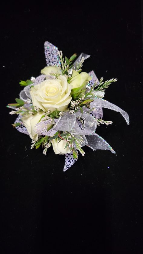 Grey Tux, Prom Flowers Corsage, Prom Corsages, Homecoming Corsage, Prom Inspo, Corsage Prom, Silver Tie, Prom Flowers, Flower Corsage