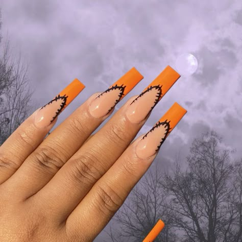 Coffin Shape Nails Halloween, Halloween Nails Coffin Simple, Simple Acrylic Halloween Nails, Cute Halloween Nails Acrylic Simple, Spooky Nail Art Short, Medium Square Acrylic Nails Halloween, Classy Halloween Nails Acrylic, Simple Halloween Nails Orange, Holloween Nails Acrylic Simple