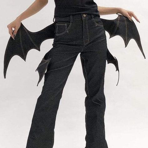 doesn't have to stick out, but I like the idea of bat wings on clothing. Maybe jacket W/bat wings? Bat Wing, Cool Fits, Edgy Outfits, Character Outfits, Mode Inspiration, Dream Clothes, Bat Wings, Look Cool, Diy Clothes