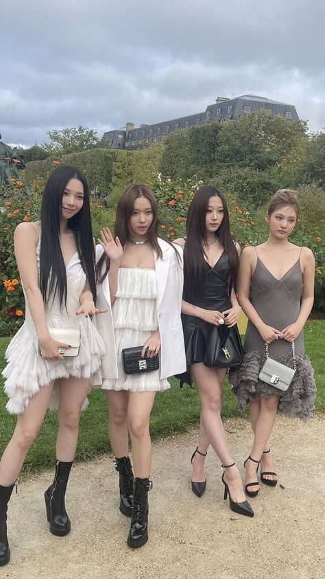 [221002] aespa for Paris Fashion Week | #aespa #에스파 #エスパ K Pop Idol, Black Mamba, Kpop Outfits, Kpop Girl Groups, Twitter Search, Pop Group, Classy Outfits, South Korean Girls, Paris Fashion