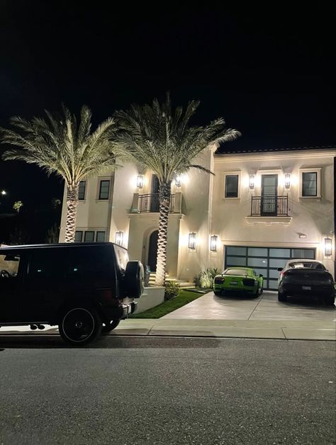 white mansion, aesthetic lifestyle White G Wagon, Palm Trees Aesthetic, House Rich, Imvu Backgrounds, Luxury Life Aesthetic, Aesthetic Sport, Miami Mansion, White Mansion, Baldwin Hills