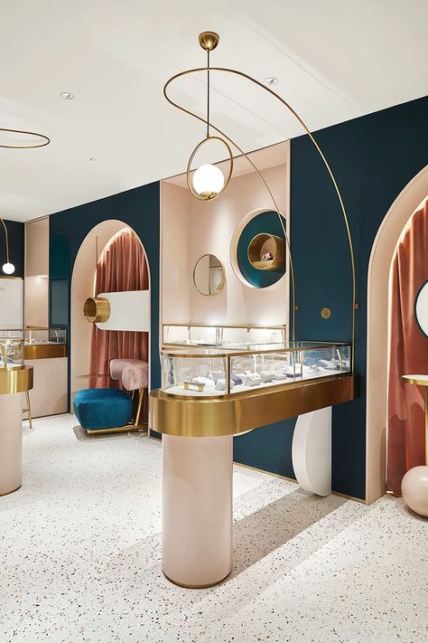 golden arch details adorn tianhua yizhu's grace generation fine jewelry store in shanghai Golden Arch, Jewelry Store Interior, Jewelry Store Design, Jewellery Shop Design, Retail Interior Design, Store Design Boutique, Retail Store Interior, Showroom Interior Design, Store Layout