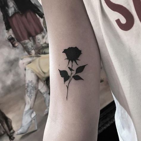 Rosa Negra - Tatuajes para Mujeres. Encuentra esta muchas ideas mas de Tattoos. Miles de imágenes y fotos día a día. Seguinos en Facebook.com/TatuajesParaMujeres! Black Rose Tattoo, Rose Tattoos For Women, Black Rose Tattoos, Inspiration Tattoos, Different Tattoos, Diy Tattoo, Tattoo Feminina, Wedding Tattoos, Permanent Tattoo