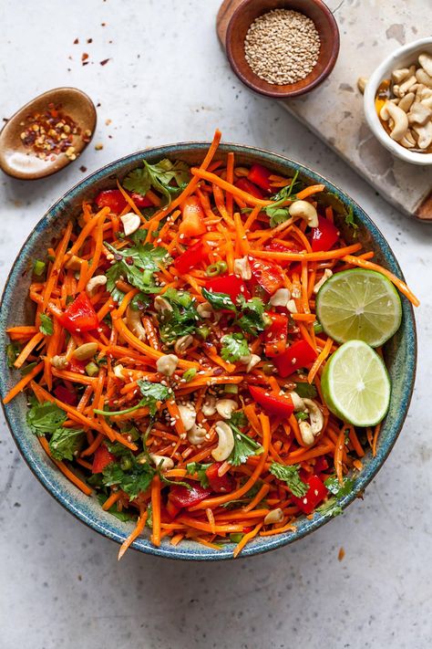 Ginger Carrot Salad, Ginger Sesame Dressing, Ginger Salad, Salad Art, Carrot Salad Recipes, Resep Salad, Carrot Greens, Sesame Dressing, Sesame Ginger