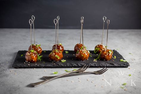 Hoisin-Glazed Cocktail Meatballs - Nerds with Knives Cocktail Meatball Recipes, Jamaican Beef Patties, Serious Eats Recipes, Cocktail Meatballs, Cocktail Appetizers, Nice Recipes, Superbowl Snacks, Ground Beef Recipes Easy, Thanksgiving Appetizers