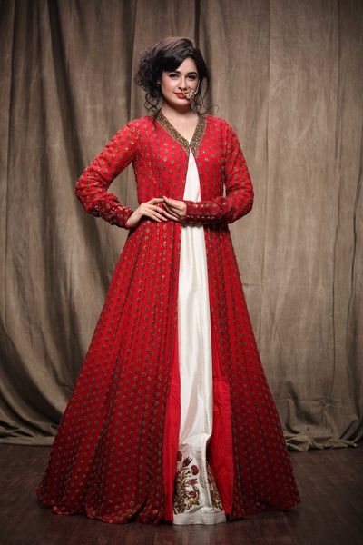 red floor length anarkali jacket with white underlay, cocktail outfit Diy Kurti, Anarkali Jacket, Lehenga Photos, Churidar Dress, Gown With Jacket, Floor Length Anarkali, Red Floor, Velvet Dress Designs, Cocktail Outfit