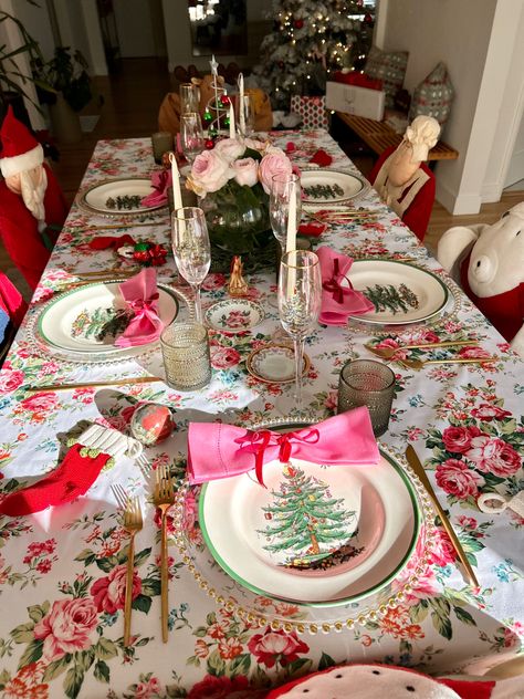 Classy Colorful Christmas Decor, Merry And Bright Christmas Tablescape, Colorful Christmas Dining Room, Christmas Tablescapes Colorful, Eclectic Christmas Table Setting, Girly Christmas Party Decor, Colorful Christmas Table Setting, Holiday Dishes Christmas Dinner Parties, Whimsical Christmas Table Decor