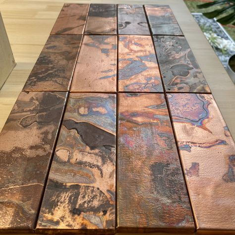 Designed to enhance the aesthetics and elegance of your home, these exclusive handmade copper tiles will add a unique touch to your space. Each carefully crafted and measuring 2.7 x 7.8 inches, these tiles are an expression of elegance and quality. 🎨 Meet the Warm Tones of Copper 🎨 These tiles are designed with warm shades of copper, giving each one a special and eye-catching look. These tiles are a great option if you are looking for a metallic touch in your home decoration. Copper Tile Fireplace Surround, Copper Sheet Backsplash, Copper Wall Tiles, Ceiling Tiles Bathroom, Copper Ceiling Tiles, Diy Tiles, Copper Countertops, Art Deco Tile, Tile Backsplash Kitchen