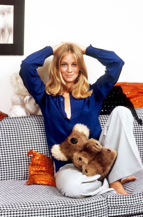 70s Celebrities, Markie Post, Cybill Shepherd, 60s And 70s Fashion, Lauren Hutton, 70s Fashion, Old Hollywood, Movie Stars, Teddy Bear