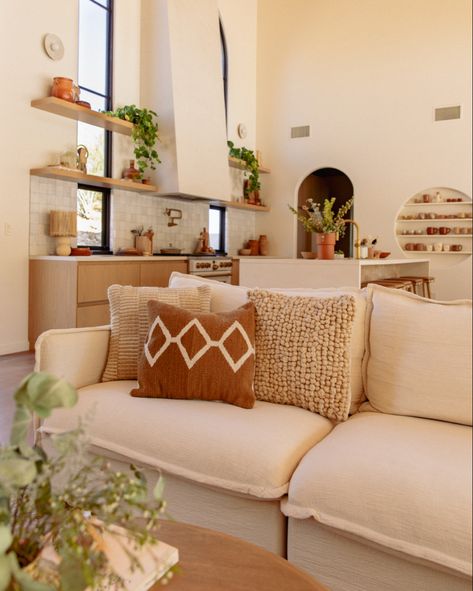 Pacific Natural Living Room, Southwest Modern Interior Design, Desert Interior Design Living Room, Southwest Modern Living Room, Sixpenny Neva, Southwest Farmhouse Decor, Desert Inspired Home, Modern Southwest Living Room, Arizona Living Room