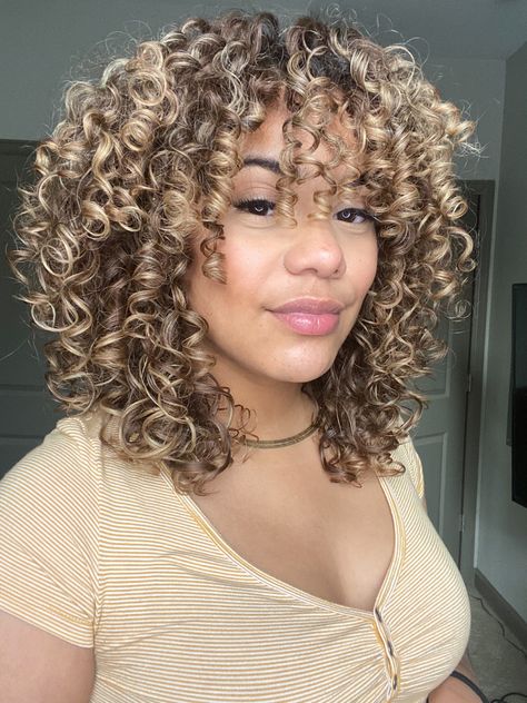 Blond Highlight On Curly Hair, Blonde Hair For Curly Hair, Blended Highlights Curly Hair, Black To Blonde Curly Hair, Pumpkin Spice Curly Hair, Platinum Blonde Curly Hair Highlights, Highlight Blonde Curly Hair, Blonde Highlights On Curly Natural Hair, Beige Blonde Highlights Curly Hair