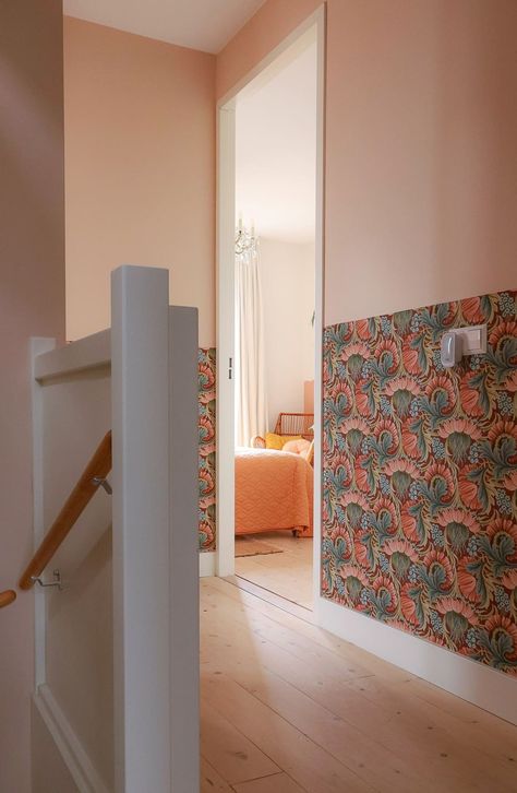 Lambriseringen Gang, Hallway Wall Colors, Different Wallpaper, Entrance Apartment, Pink Hallway, Best Indoor Trees, Kitchen Bohemian, Dutch Home, Before After Kitchen