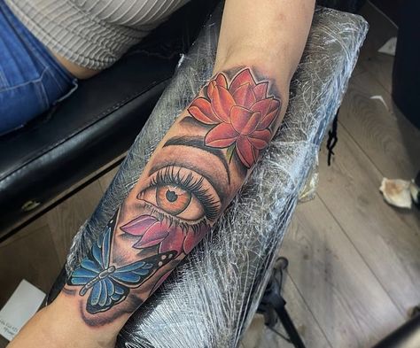 Eye Tattoo With Flowers, Tattoos For Black Women, Tattoos 2022, Portrait Tattoo Sleeve, Tattoo With Flowers, Eye Tattoos, Tattoo 2024, Body Tattoo Design, Hip Thigh Tattoos