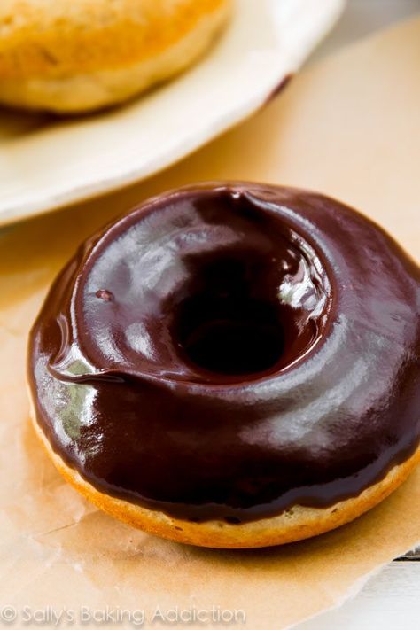 Homemade chocolate frosted donuts are baked, not fried, and topped with a thick chocolate glaze. These moist and buttery donuts will quickly become a favorite breakfast treat. Recipe on sallysbakingaddiction.com Pumpkin Cookies Healthy, Savory Pumpkin Recipes, Curb Appetite, Sally's Baking, Doughnut Recipe, Chocolate Donuts, Baked Donuts, Donut Glaze, Cake Donuts