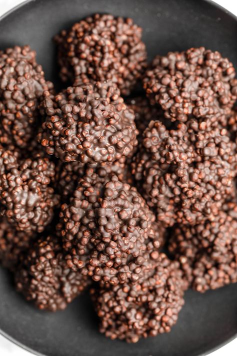 2-ingredient Chocolate Quinoa Crunch Bites Quinoa Pops, Quinoa Desserts, Quinoa Crunch, Quinoa Snacks, Perfect Snacks, Chocolate Quinoa, Patisserie Vegan, Puffed Quinoa, Healthy Kitchen