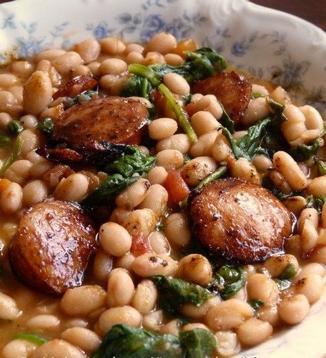 White Beans with Spinach & Sausage. This is such an easy recipe to put together. Spinach Sausage, Sausage Soup, Think Food, Kielbasa, Idee Pasto Sano, Sausage Recipes, Spaghetti Squash, Bean Recipes, White Beans