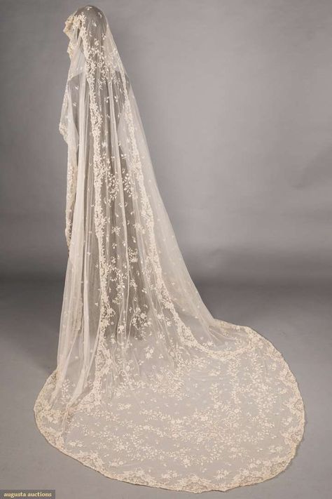 Vintage Cathedral Veil, Vintage Veils Bridal Lace, Cathedral Veil Aesthetic, Cute Wedding Veil, Lace Cathedral Veil With Blusher, Victorian Wedding Veil, All Lace Veil, Vintage Lace Veil, Lace Veil Cathedral