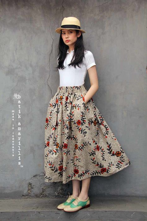 Gorgeous Batik Amarillis’s traveller skirt in hand drawn batik bledakan Madura - ONLY available at Batik Amarillis webstore www.batikamarillis-shop.com Batik Amarillis, Batik Clothing, Batik Skirt, Long Skirt Fashion, Fashion Guide, Woman Fashion, Body Shape, Skirt Outfits, Flare Skirt