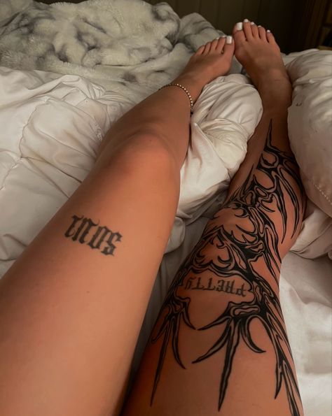 Vintage Aesthetic Tattoos, Tattoo Bein Frau, 17 Tattoo, Full Leg Tattoos, Aesthetic Tattoos, Scary Tattoos, Muster Tattoos, Tattoos For Black Skin, Leg Tattoos Women