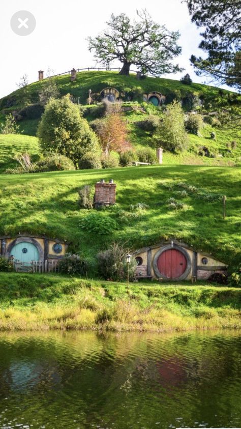 Hobbiton! Casa Do Hobbit, Hobbit Life, Hobbit Houses, Bag End, Earth Sheltered Homes, Casa Hobbit, Earth Sheltered, Underground Homes, Hobbit Hole