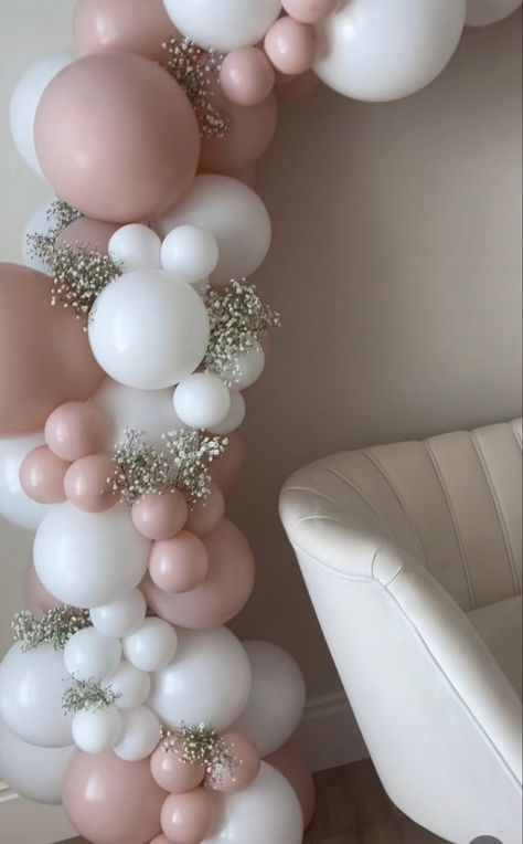 Light Pink And White Balloon Garland, Bridal Shower Balloon Arch With Flowers, White Flower Birthday Decor, Baby Shower Pink Balloon Arch, Ballon Bridal Shower Ideas, Baby Shower Baloon Idea, Balloon Arch With Flowers Diy, Pink Balloon Arch With Flowers, Blush Pink Balloon Arch