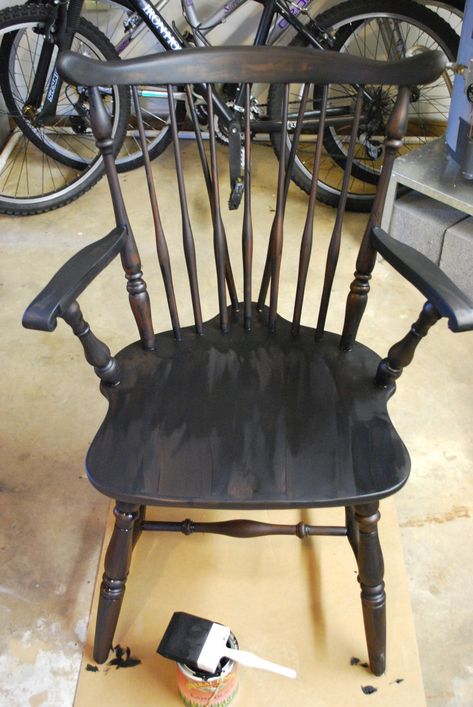 Painted Chairs Diy, Painting Kitchen Chairs, Painted Chairs Dining Room, Black Kitchen Chairs, Painted Wooden Chairs, Painted Wood Chairs, Chalk Paint Chairs, Colonial Chair, Dining Chair Makeover