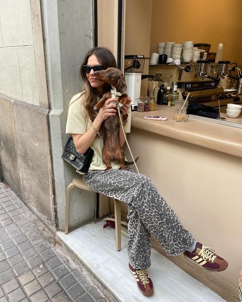 Colorful Sneakers Outfit, Luna Isabella, Ootd Jean, Gold Shoes Outfit, Europe Autumn, Samba Gazelle, Street Illustration, Outfits Primavera Verano, Paris Life