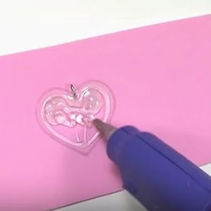 DIY Adorable Heart Pendant Using A Hot Glue Gun Hot Glue Sticks, Glue Craft, Rings And Bracelets, Paper Wreath, Beautiful Crystals, Diy Letters, Glue Stick, Quilling Paper Craft, Diy Recycle