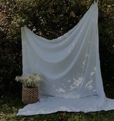 White Linen Backdrop Photoshoot, White Backdrop Outdoor Photoshoot, Outdoor Backdrop Maternity Photoshoot, Pop Up Photography Studio, Simple Mini Session Ideas, Mini Session Backdrop Ideas, Mommy And Me Photo Shoot White Sheet, Bed Sheet Backdrop Photography, Sheet Photoshoot Backdrop