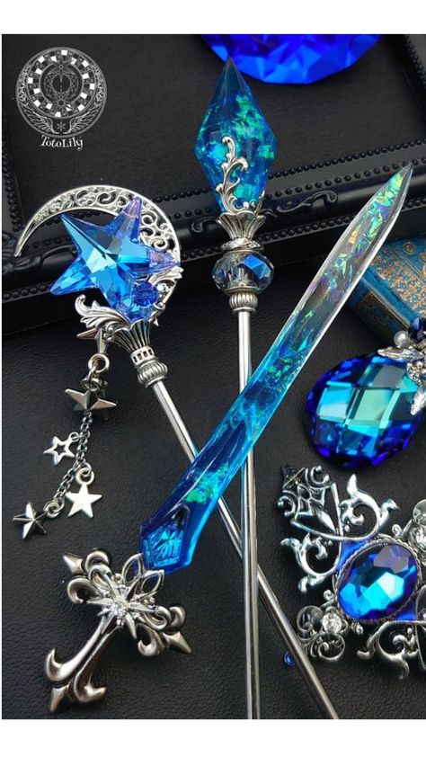 JzsybjzNg#/#7*-)isjsyuyayg Fantasy Jewelry Magic, Creepy Cute Fashion, Bahasa Jepun, Magical Accessories, Pretty Knives, Fantasy Props, Magic Design, Pola Kristik, Cool Swords