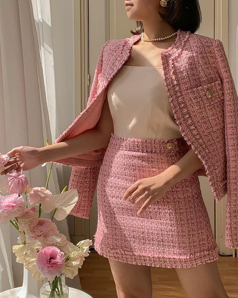 Hegia de Boer on Instagram: “Pinch me, this is the tweed set of my dreams 🥺 @suriofficiel 🍧” Pink Tweed Outfit, Chanel Tweed Outfit, Tweed Set Outfit, Faceless Icons, Tweed Skirt Outfit, Pink Suits Women, Channel Outfits, Tweed Fashion, Tweed Outfit