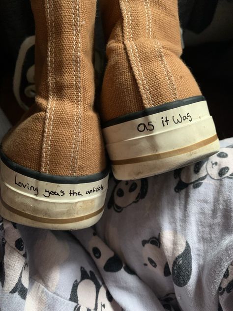 Converse With Writing On Them, Quotes On Converse, Written On Converse, Lyrics On Shoes, Lyrics On Converse, Converse Diy Ideas, Old Converse Aesthetic, Writing On Converse, Brown Converse Aesthetic